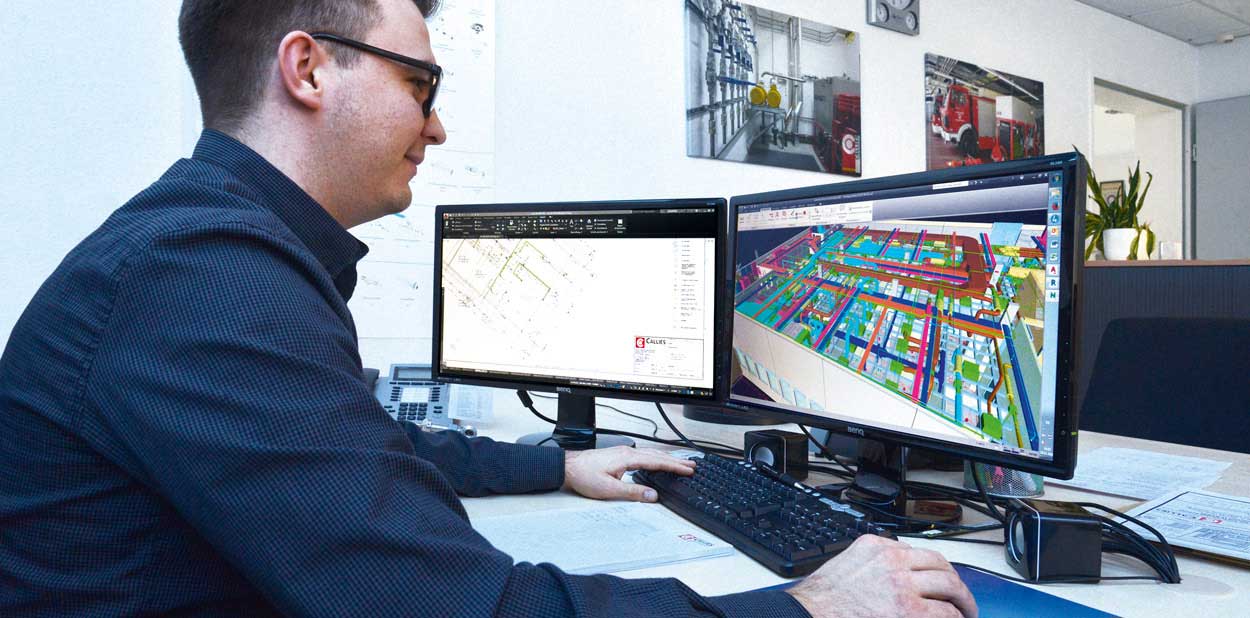 Mitarbeiter plant mit moderner Software ein Konzept für eine Löschanlage